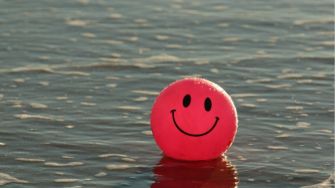 4 Tanda Depresi yang Tak Terlihat, Senyum Tidak Berarti Bahagia