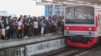 Viral Penumpang KRL Jadi Spiderman di Jam Sibuk, Beneran Nemplok di Langit-langit?