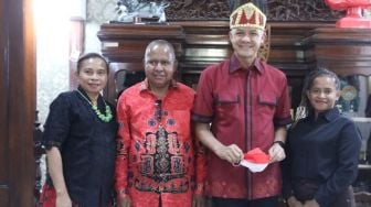 Satu Keluarga dari Papua Ini Bertekad Keras Bertemu Gubernur Ganjar, Ini Alasannya