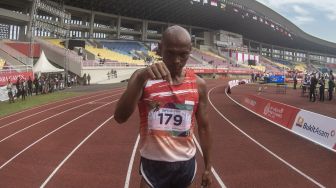 Pelari Indonesia Endi Nurdin Tine melakukan selebrasi usai memenangi final lari 1.500 meter putra T20 ASEAN Para Games 2022 di Stadion Manahan, Solo, Jawa Tengah, Selasa (2/8/2022). ANTARA FOTO/Muhammad Adimaja
