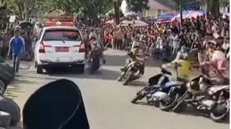 Viral Pembalap Road Race Jatuh Berjamaah Usai Bermanuver di Tikungan, Ambulans Parkir di Sirkuit Jadi Pemicunya