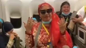 Aksi Emak-emak Jemaah Haji Berdandan Sebelum Turun dari Pesawat, Netizen: Haji Fashion Week