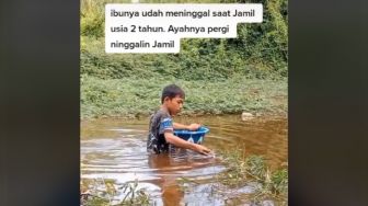 Warganet Terharu, Bocah Ini Tiap Pulang Sekolah Cari Kangkung di Rawa untuk Hidupi Dirinya dan Sang Nenek