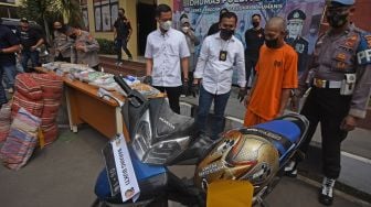 Polisi menggiring tersangka pembunuhan berinisial TW (kedua kanan) saat ekspos ungkap kasus pembunuhan di Mapolda Banten, di Serang, Banten, Selasa (2/8/2022).  ANTARA FOTO/Asep Fathulrahman