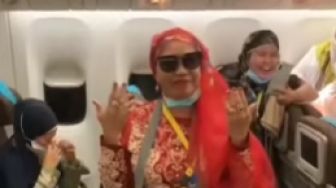 Viral Emak-emak Jamaah Haji Dandan dan Tampil Glamor Sebelum Turun Pesawat, Netizen: Gemesnya Nenek Siapa Ini