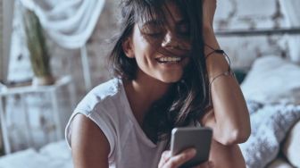 Meski Terdengar Aneh, Tapi Ini 5 Manfaat Phone Sex dengan Pasangan