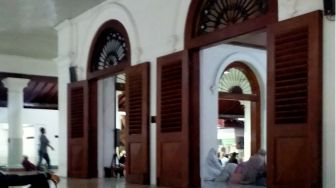 4 Benda yang Perlu Dibawa saat Berkunjung ke Makam Sunan Ampel Surabaya
