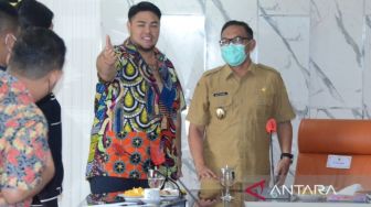 Ditugaskan Pemkab Populerkan Batik Bogor, Ivan Gunawan Minta Iwan Setiawan Kasih Contoh
