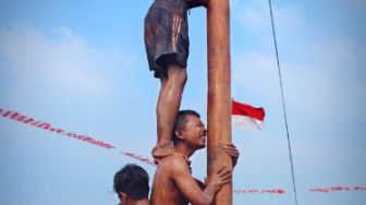 Sederet Fakta Panjat Pinang: Simbol Penindasan Penjajah hingga Festival Hantu