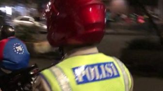 Viral Video Polisi Pilih Ngacir Saat Direkam oleh Pengendara Mobil, Publik Gagal Fokus dengan Plat Motor