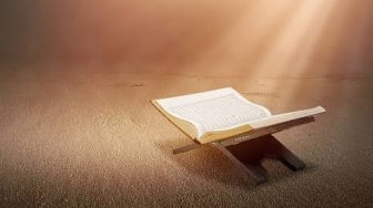 Arti Surat Al Maidah Ayat 48 dan Tafsir Tentang Peristiwa Turunnya Al-Quran