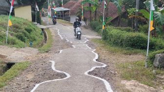 Sindir Pemerintah 10 Tahun Jalan Tak Diaspal, Warga di Purwokerto Cat Jalan Agustusan dengan Cara Unik