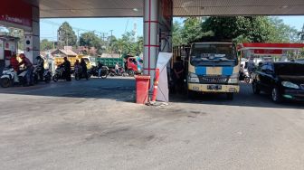 Beli Solar  Subsidi di SPBU Sodong Pandeglang, Warga Harus Isi Dexlite Dulu