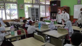 Kasus COVID-19 Melonjak, Pemerintah Daerah Bisa Hentikan PTM, Ini Ketentuan