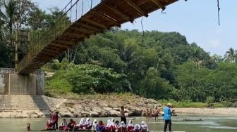 Ngeri, Anak-anak di Lebak Bertaruh Nyawa Berangkat ke Sekolah