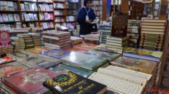 Pengunjung memilih buku untuk dibeli di Pameran Islamic Book Fair 2022 di JCC Senayan, Jakarta Pusat, Rabu (3/8/2022). [Suara.com/Alfian Winanto]