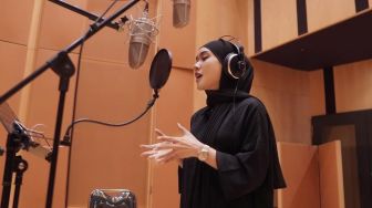 6 Penyanyi Dangdut Berhijab, Terbaru Cita Citata Mengenakan Jilbab saat Rekaman