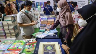 Pengunjung memilih buku untuk dibeli di Pameran Islamic Book Fair 2022 di JCC Senayan, Jakarta Pusat, Rabu (3/8/2022). [Suara.com/Alfian Winanto]