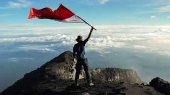 Rayakan 17 Agustus, Ini Deretan Gunung yang Menjadi Favorit para Pendaki Merayakan Kemerdekaan RI
