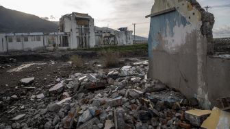 Sisa Bangunan Akibat Tsunami Palu Belum Dibongkar