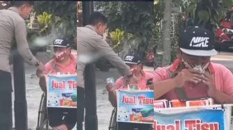 Viral Anggota Polisi Beli Tisu Milik Pedagang Berkursi Roda, Aksinya Panen Doa dari Publik