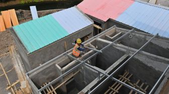 Pekerja menyelesaikan pembangunan rumah-rumah di Kampung Gembira, Kelurahan Cipinang Besar Utara, Jatinegara, Jakarta, Rabu (3/8/2022).  ANTARA FOTO/Aditya Pradana Putra