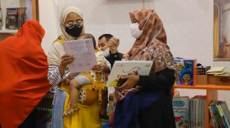 Pengunjung memilih buku untuk dibeli di Pameran Islamic Book Fair 2022 di JCC Senayan, Jakarta Pusat, Rabu (3/8/2022). [Suara.com/Alfian Winanto]