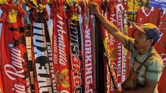 Pertandingan Piala AFF U-16 Sepi Penonton, Pedagang Pernak Pernik Timnas Indonesia Gigit Jari