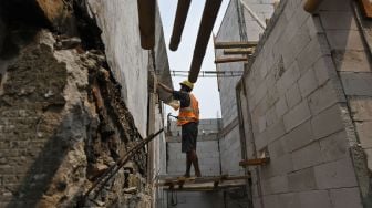 Pekerja menyelesaikan pembangunan rumah-rumah di Kampung Gembira, Kelurahan Cipinang Besar Utara, Jatinegara, Jakarta, Rabu (3/8/2022).  ANTARA FOTO/Aditya Pradana Putra