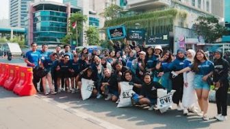 Bisma Rocket Rockers dan Tim GVFI City Clean-up Bantu Bersih-Bersih di Area Citayam Fashion Week