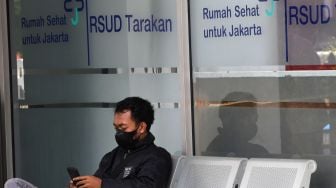 Warga duduk di salah satu sudut di Rumah Sehat Untuk Jakarta (RSUD) Tarakan, Cideng, Jakarta, Kamis (4/8/2022).