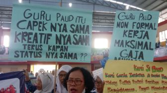 Nunik Sedang Sambutan, Tiba-tiba Ratusan Guru PAUD Lampung Timur Bentangkan Poster dan Teriak: Naikkan Insentif