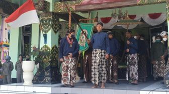 Begini Prosesi Jamasan Pusaka Tombak Kyai Wijaya Mukti di Yogyakarta