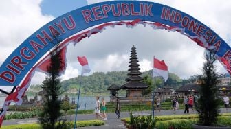 Wisatawan menikmati pemandangan objek wisata Ulun Danu Beratan saat berkunjung di Tabanan, Bali, Kamis (4/8/2022).  ANTARA FOTO/Nyoman Hendra Wibowo