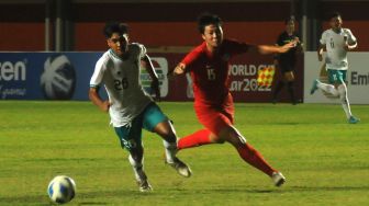 Pesepak bola Timnas Indonesia U-16 Muhammad Kafiatur (kanan) menendang bola di tengah hadangan pesepak bola Timnas Singapura U-16 Sahoo Garv (kiri) dan Kegan Phang (tengah) pada pertandingan AFF U-16 2022 di Stadion Maguwoharjo, Depok, Sleman, D.I Yogyakarta, Rabu (3/8/2022). ANTARA FOTO/Aloysius Jarot Nugroho