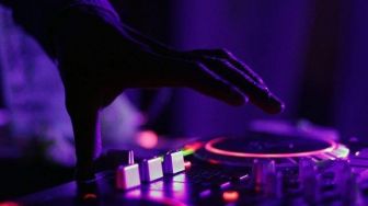 DJ Asal Korea Selatan Dilempar Pecahan Botol, Warganet: Black List Total