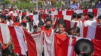 Sejumlah pelajar menjemur bendera saat pencucian bendera merah putih masal di kompleks SMK Bhumi Phala Parakan Temanggung, Jawa Tengah, Kamis (4/8/2022). ANTARA FOTO/Anis Efizudin