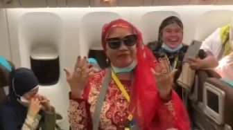 Heboh Rombongan Emak-emak Pamer Perhiasan Sepulang Haji, Publik: Orang Bugis Emas Segunung juga Dipake