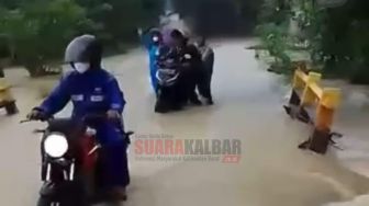 Jembatan di Jalan Pelang Sungai Melayu Rayak Ketapang Direndam Banjir Sebabkan Motor Mogok