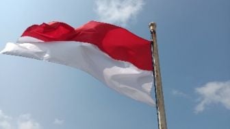 Terpopuler: Geger Aturan Tiang Bendera Merah Putih di Perumahan, Misteri Hilangnya Tukang Ojek di Sukabumi Terungkap