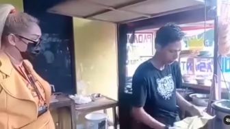 Video Viral Emak-emak Marahi dan Bawa Pedagang Nasi Padang Cabul ke Polisi