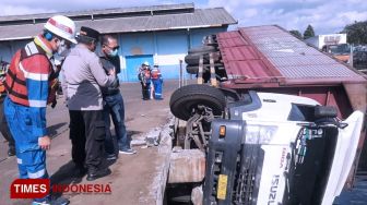 Truk Terguling di Pelabuhan Tanjung Wangi Banyuwangi, Istri Sopir Terluka