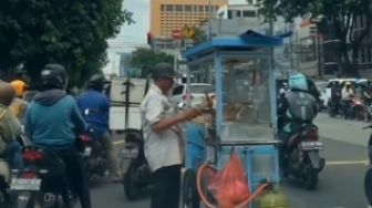 Geger Tukang Gorengan Jualan di Tengah Lampu Merah, Warganet Ngakak: Gokil Bapaknya