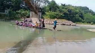Heboh Anak Sekolah dan Warga Naik Rakit Seberangi Sungai Ciberang