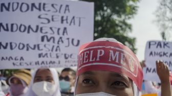 Peserta aksi yang tergabung dalam Forum Komunikasi Honorer Fasilitas Pelayanan Kesehatan (fasyankes) Jawa Barat berunjuk rasa di depan Gedung Sate, Bandung, Jawa Barat, Jumat (5/8/2022). ANTARA FOTO/Novrian Arbi