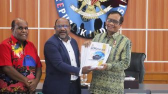 Temui Mahfud MD, Majelis Rakyat Papua Serahkan Masukan Keputusan Kultural