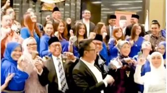 Video Viral Anggota DPR RI Joget Sikok Bagi Duo, Publik: Gaji - Tunjangan Gede, Kerja Main-main