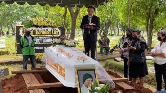 Prosesi pemakaman Eddy Gombloh di TPU Tegal Alur, Kalideres, Jakarta (5/8/2022).   [Suara.com/Adiyoga Priyambodo]