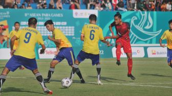 Kapten Timnas CP Indonesia, Yahya Hernanda melepas sepakan ke gawang Thailand dalam laga final ASEAN Para Games 2022 di Stadion Universitas Sebelas Maret (UNS), Jumat (5/8/2022). [Suara.com/Ronald Seger Prabowo]