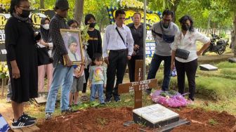 Prosesi pemakaman Eddy Gombloh di TPU Tegal Alur, Kalideres, Jakarta (5/8/2022).   [Suara.com/Adiyoga Priyambodo]